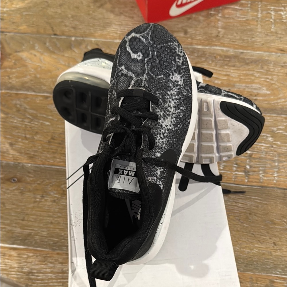 Nike Air Max Black and White Sneakers.
Nike air max siren. Only worn once